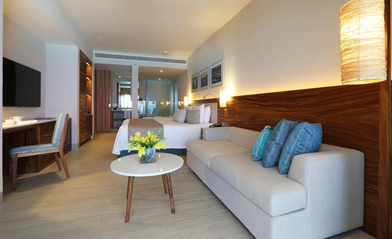 Suite Deluxe con cama extragrande y vistas parciales al mar